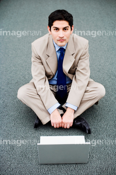足を組む 男性 スーツ あぐら 足を組む の画像素材 ビジネスパーソン ビジネスの写真素材ならイメージナビ