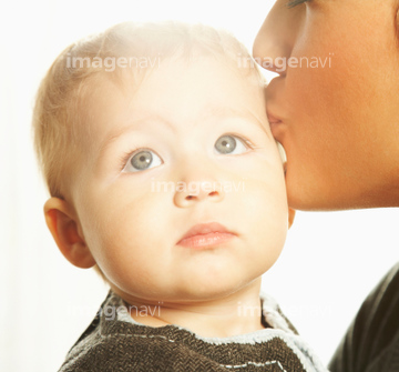 女性 上目遣い 赤ちゃん 子供 の画像素材 写真素材ならイメージナビ