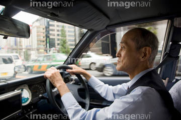 ドライバー 日本人 座る の画像素材 構図 人物の写真素材ならイメージナビ