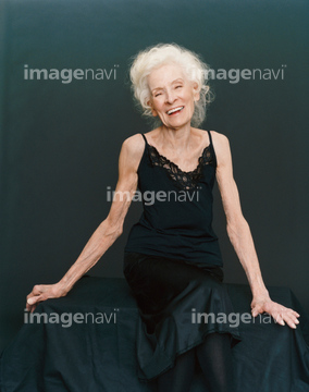 熟女 座る スカート 70代 の画像素材 年齢 人物の写真素材ならイメージナビ