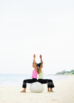 背中合わせ 2人 フィットネス ストレッチング の画像素材 フィットネス スポーツの写真素材ならイメージナビ