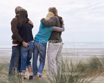 抱きしめる 後ろ カップル 4人 の画像素材 外国人 人物の写真素材ならイメージナビ