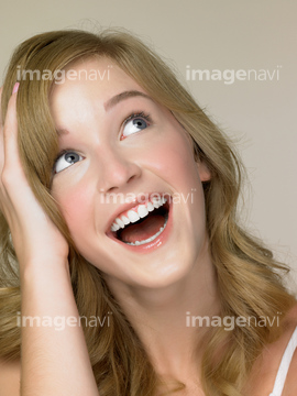 女性 ポーズ 白人 笑顔 かわいい の画像素材 外国人 人物の写真素材ならイメージナビ