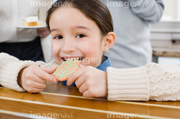 人物 構図 正面 笑う 子供 年齢層 食べる つまみ食い の画像素材 写真素材ならイメージナビ