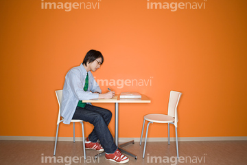 男性 横向き 座る 全身 椅子 学生 の画像素材 リビング ライフスタイルの写真素材ならイメージナビ