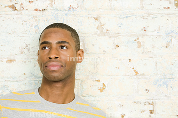 見上げる 若い男性 黒人 坊主頭 の画像素材 外国人 人物の写真素材ならイメージナビ