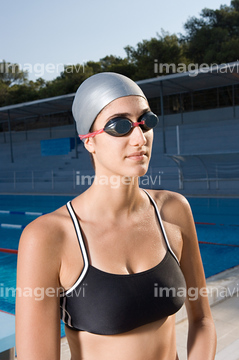 水泳 水泳選手 競泳水着 1人 プールサイド の画像素材 ダイエット フィットネスの写真素材ならイメージナビ