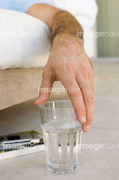 コップ 持つ 手 男性 1人 の画像素材 飲み物 食べ物の写真素材ならイメージナビ