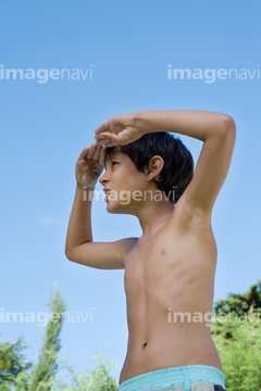 裸 少年 水着 の画像素材 子育て ライフスタイルの写真素材ならイメージナビ