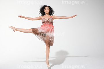 バレリーナ バレエダンサー 綺麗 パーマヘアー の画像素材 写真素材ならイメージナビ