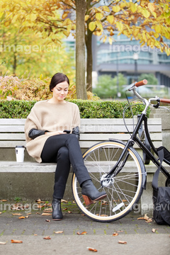 自転車 通勤 女性 秋 の画像素材 ビジネスシーン ビジネスの写真素材ならイメージナビ
