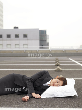 寝る スーツ 睡眠 就寝 の画像素材 病気 体調管理 人物の写真素材ならイメージナビ