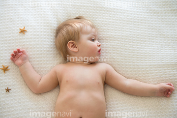 子供 裸 男の子 幼児 横たわる かわいい ナチュラル の画像素材 日本人 人物の写真素材ならイメージナビ