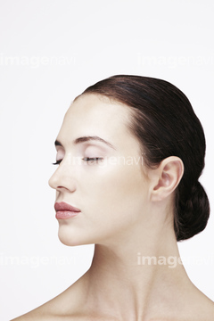 女性 横顔 まとめ髪 シニヨン 白人 の画像素材 外国人 人物の写真素材ならイメージナビ