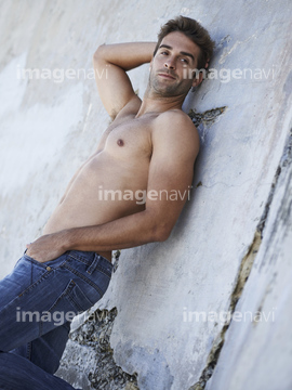若い男性 裸 横向き 陽気 カジュアルウェア の画像素材 行動 人物の写真素材ならイメージナビ