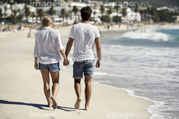 男 Tシャツ 後ろ 全身 若者 手をつなぐ の画像素材 体のパーツ 人物の写真素材ならイメージナビ