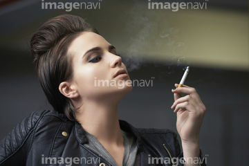 喫煙 若い女性 不調 の画像素材 外国人 人物の写真素材ならイメージナビ
