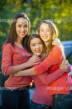 姉妹 仲良し 抱きつく 3人 の画像素材 家族 人間関係 人物の写真素材ならイメージナビ