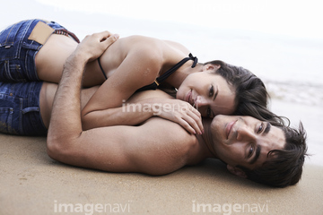 抱きしめる 恋人 寝る 水着 の画像素材 家族 人間関係 人物の写真素材ならイメージナビ