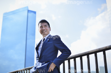アオリ 男性 スーツ 1人 青色 の画像素材 業種 職業 ビジネスの写真素材ならイメージナビ