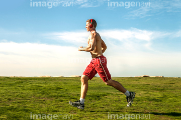 若い男性 裸 横向き 走る 動作 の画像素材 フィットネス スポーツの写真素材ならイメージナビ