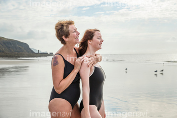 若い女性 水着 白人 上半身 横 シニア の画像素材 家族 人間関係 人物の写真素材ならイメージナビ