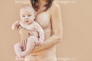 女性 胸 子供 年齢層 赤ちゃん 子供 白人 全身 の画像素材 赤ちゃん 育児 ライフスタイルの写真素材ならイメージナビ