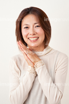 主婦　　美人 ジーンズ 女性 日本人 上半身 主婦 美人】の画像素材 | 日本人・人物の写真素材ならイメージナビ