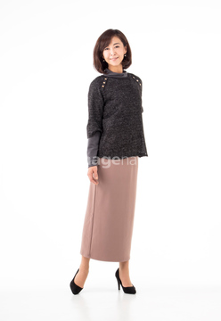 モデル 女性 全身 50代 スカート の画像素材 日本人 人物の写真素材ならイメージナビ