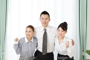 3人 肩を組む 手 の画像素材 家族 人間関係 人物の写真素材ならイメージナビ