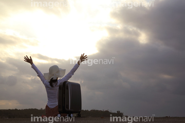 女性 後ろ姿 日本人 1人 40代 晴れ ロイヤリティフリー の画像素材 春 夏の行事 行事 祝い事の写真素材ならイメージナビ