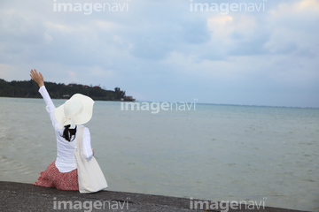 女性 後ろ姿 日本人 1人 40代 晴れ ロイヤリティフリー の画像素材 春 夏の行事 行事 祝い事の写真素材ならイメージナビ