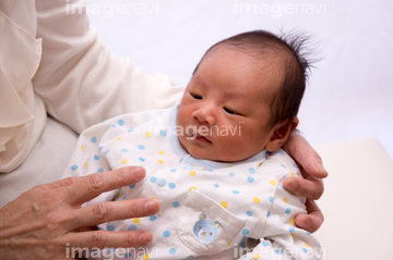 おばあちゃん 孫 日本人 2人 赤ちゃん 子供 新生児 ロイヤリティフリー の画像素材 日本人 人物の写真素材ならイメージナビ