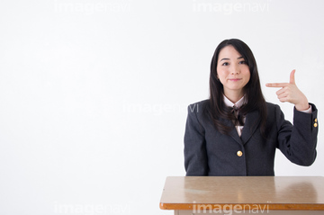 女性 ポーズ 指差し 日本人 長い の画像素材 年齢 人物の写真素材ならイメージナビ