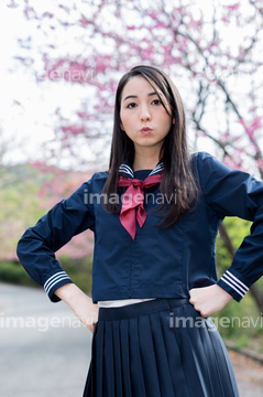 人物 日本人 女性 ジェスチャー 腰に手を当てる 手 の画像素材 写真素材ならイメージナビ