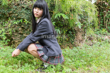 人物 日本人 高校生 座る 制服 しゃがむ の画像素材 写真素材ならイメージナビ