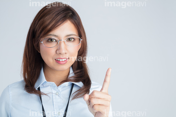 メガネ 女性 代 日本人 1人 スーツ 喜び ジェスチャー の画像素材 ビジネス 人物の写真素材ならイメージナビ