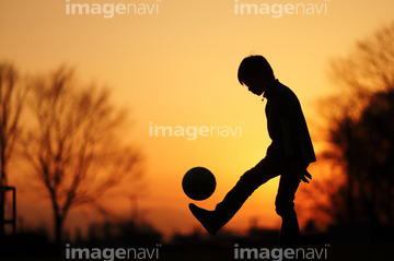 男の子 サッカー シルエット の画像素材 構図 人物の写真素材ならイメージナビ