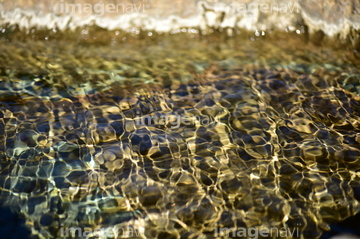 水面に揺れる の画像素材 水 バックグラウンドの写真素材ならイメージナビ