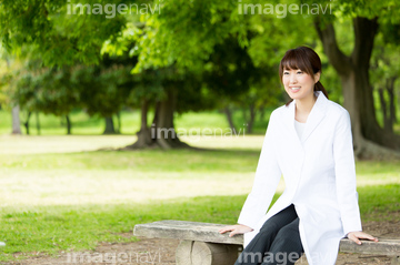 人物 ファッション 制服 医療白衣 座る 足を組む の画像素材 写真素材ならイメージナビ