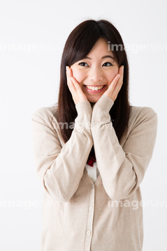 頬に手を当てる の画像素材 日本人 人物の写真素材ならイメージナビ