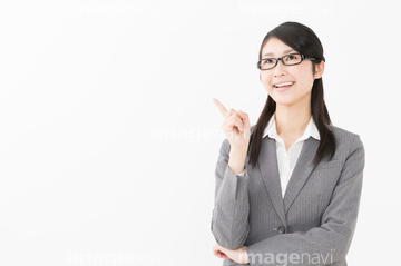 研究者 日本人 1人 ジェスチャー 指を立てる の画像素材 ビジネス 人物の写真素材ならイメージナビ