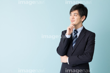 顎に指を当てる の画像素材 日本人 人物の写真素材ならイメージナビ