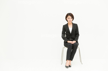 パンツスーツ 座る の画像素材 ビジネスパーソン ビジネスの写真素材ならイメージナビ