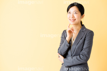 顎に指を当てる の画像素材 日本人 人物の写真素材ならイメージナビ