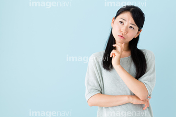 人物 日本人 女性 ロングヘアー ジェスチャー 顎に指を当てる の画像素材 写真素材ならイメージナビ