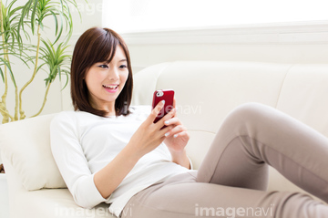 若い女性 スマホ 日本人 笑顔 下半身 の画像素材 日本人 人物の写真素材ならイメージナビ