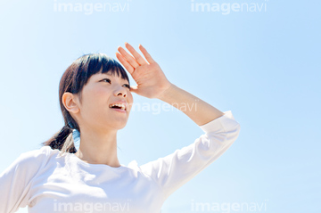 女性 眩しい 日本人 ジェスチャー かわいい の画像素材 人物 イラスト Cgの写真素材ならイメージナビ