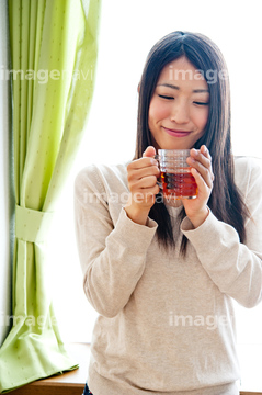 カップ 両手 持つ 陽気 の画像素材 飲み物 食べ物の写真素材ならイメージナビ