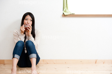 しゃがむ 正面 若い女性 黒髪 の画像素材 日本人 人物の写真素材ならイメージナビ